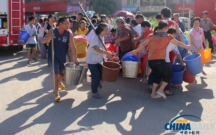 廣西藤縣：高溫天氣全城斷水 上萬市民街頭打水