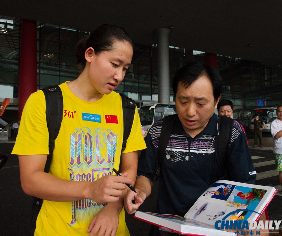 高清：中國游泳隊載譽回國