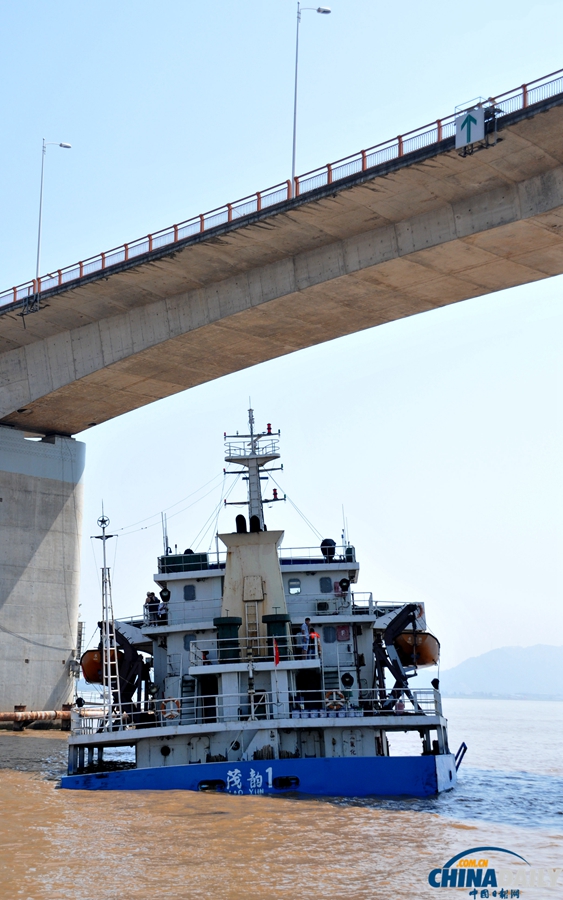 浙江臺州：5000噸級貨船撞大橋遇險