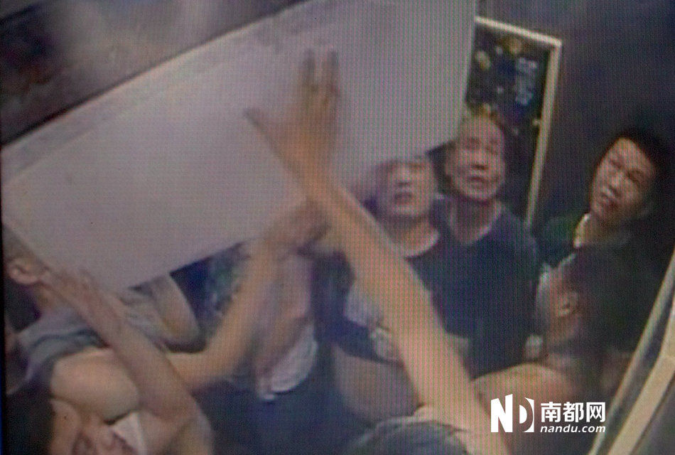 深圳上行電梯21樓急墜4樓 多人被困受傷