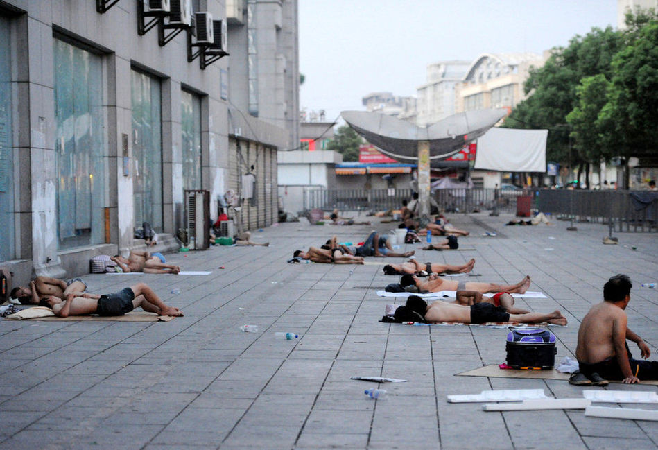 浙江義烏持續(xù)35℃以上高溫 大批民工露宿街頭