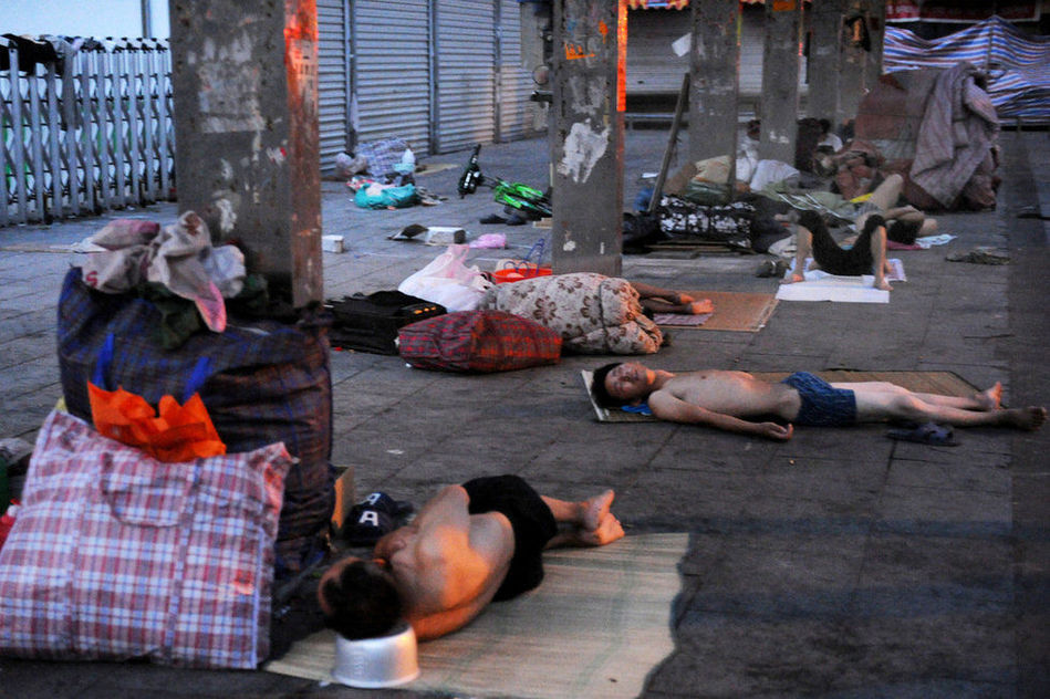 浙江義烏持續35℃以上高溫 大批民工露宿街頭