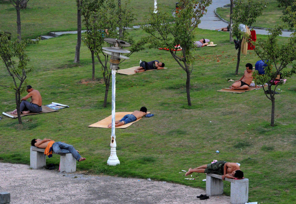 浙江義烏持續35℃以上高溫 大批民工露宿街頭