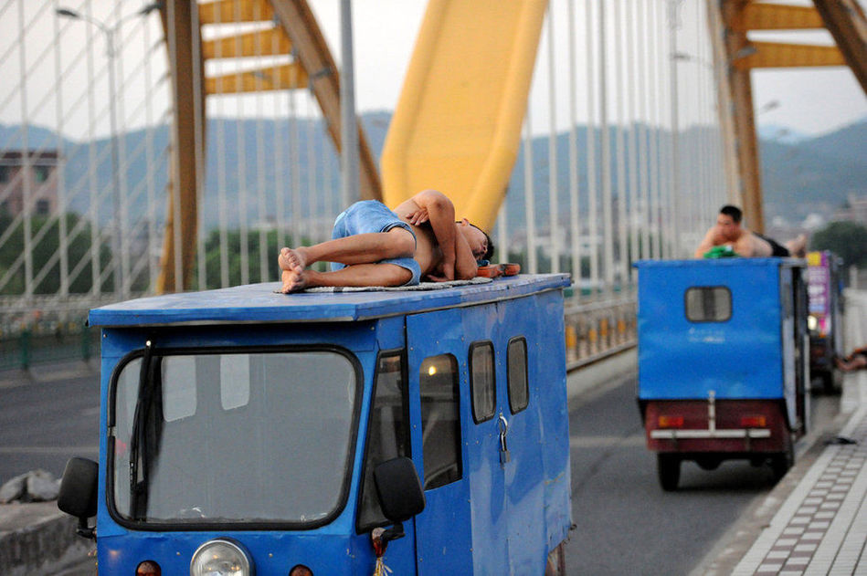 浙江義烏持續35℃以上高溫 大批民工露宿街頭