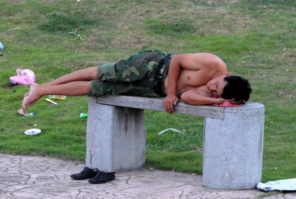 浙江義烏持續35℃以上高溫 大批民工露宿街頭