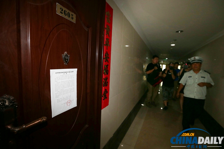 北京“樓頂違章別墅”續(xù):城管貼自拆告示 媒體市民齊圍觀