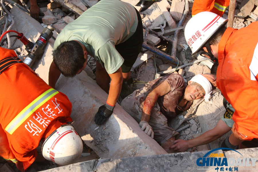 河南開封發(fā)生建筑工地坍塌 四名民工被壓埋獲救