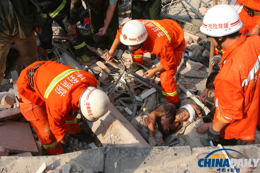 河南開封發生建筑工地坍塌 四名民工被壓埋獲救
