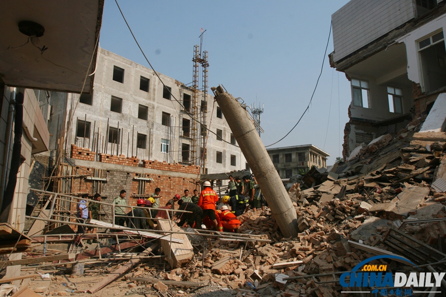 河南開封發生建筑工地坍塌 四名民工被壓埋獲救