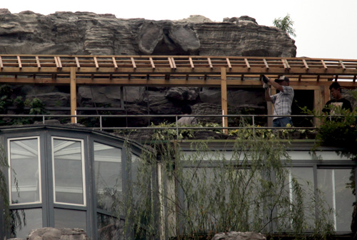 人濟山莊頂層違法別墅開始拆除 職能部門現場監督