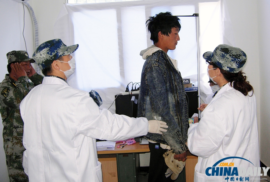 空軍總醫(yī)院為28名藏族青年進行新兵入伍體檢