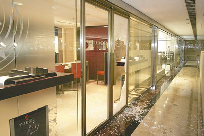 香港一商場發生閃電式巨額竊案 3分鐘盜走千萬名表