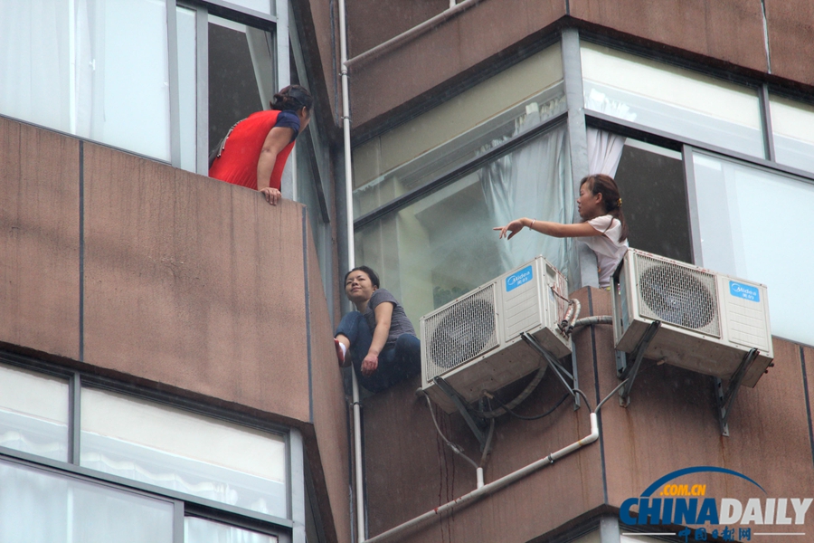 女子因感情糾紛割腕輕生 消防奪窗而出將其抱住