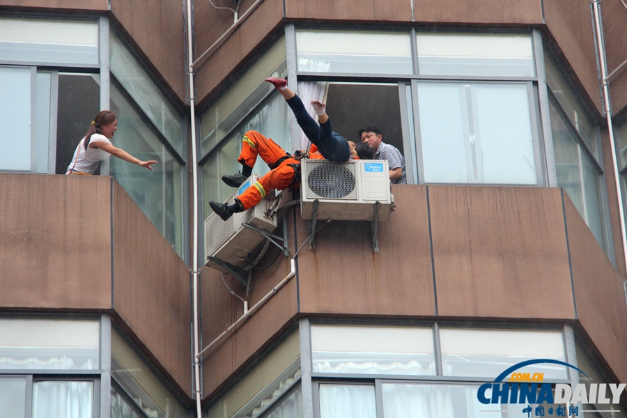 女子因感情糾紛割腕輕生 消防奪窗而出將其抱住