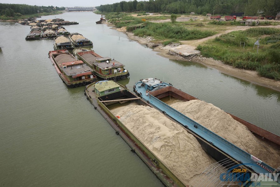 安徽蒙城:干旱致渦河蒙城閘斷航 千余貨船被困