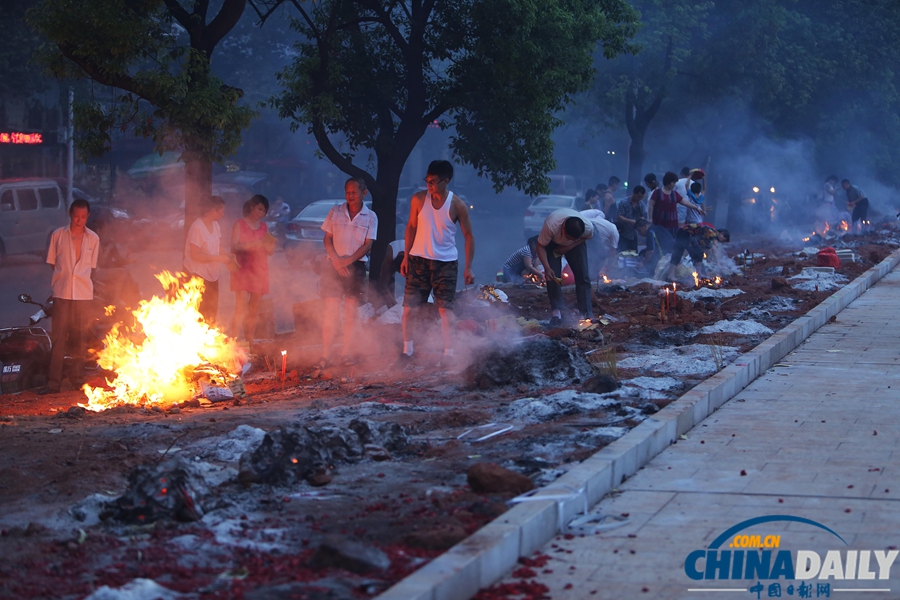 湖南衡陽：“中元節”民眾燒紙煙霧罩城