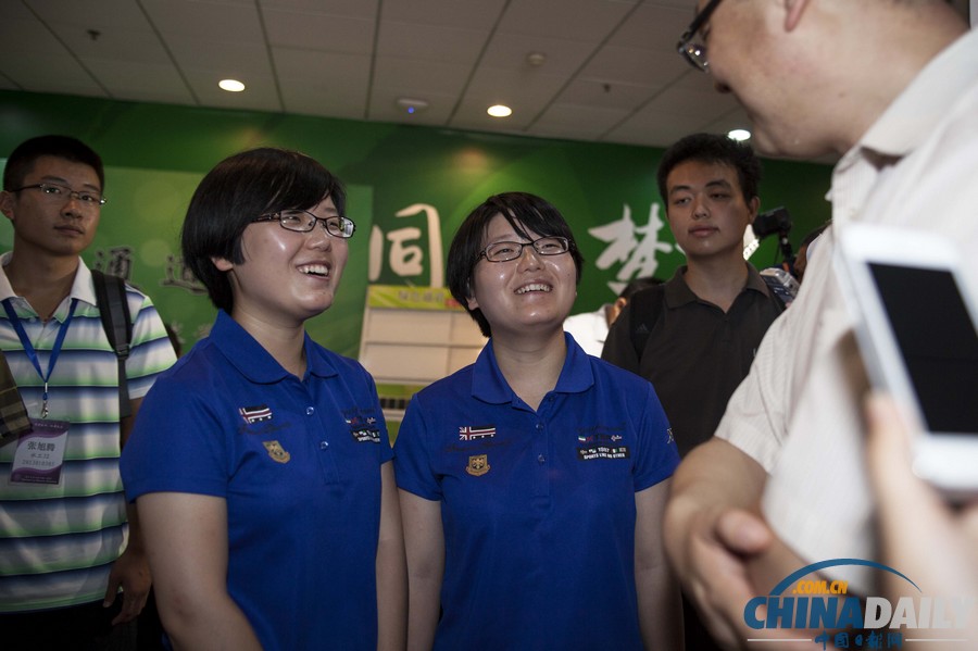 清華大學開展新生自主報到 家長被攔警戒線外