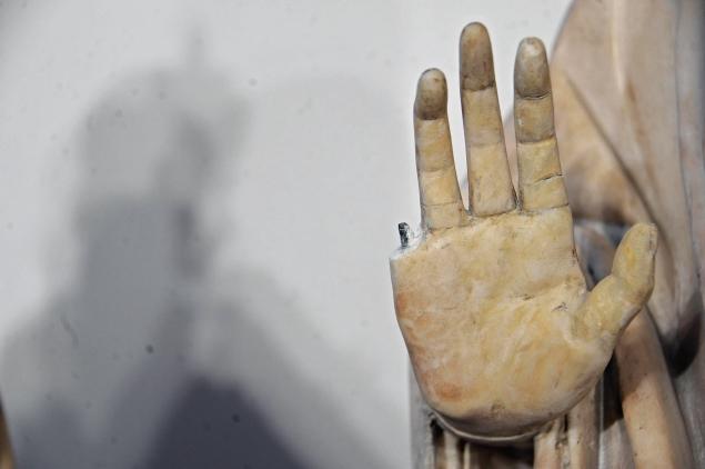 盤點(diǎn)被愛不釋手的雕塑 游客愛合照尷尬部位總被襲