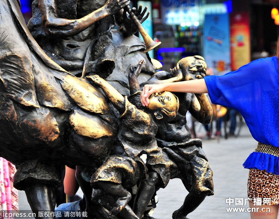 盤點被愛不釋手的雕塑 游客愛合照尷尬部位總被襲