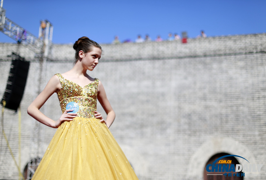 中國(guó)（大同）國(guó)際汽車文化節(jié)開幕 美女車模爭(zhēng)奇斗艷