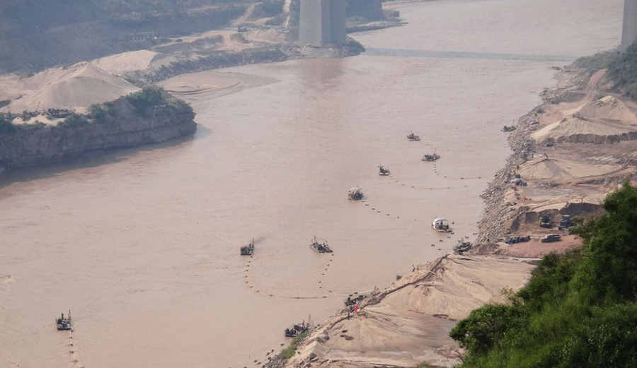 晉陜交界非法采沙危及黃河大橋 兩岸山坡滿目瘡痍