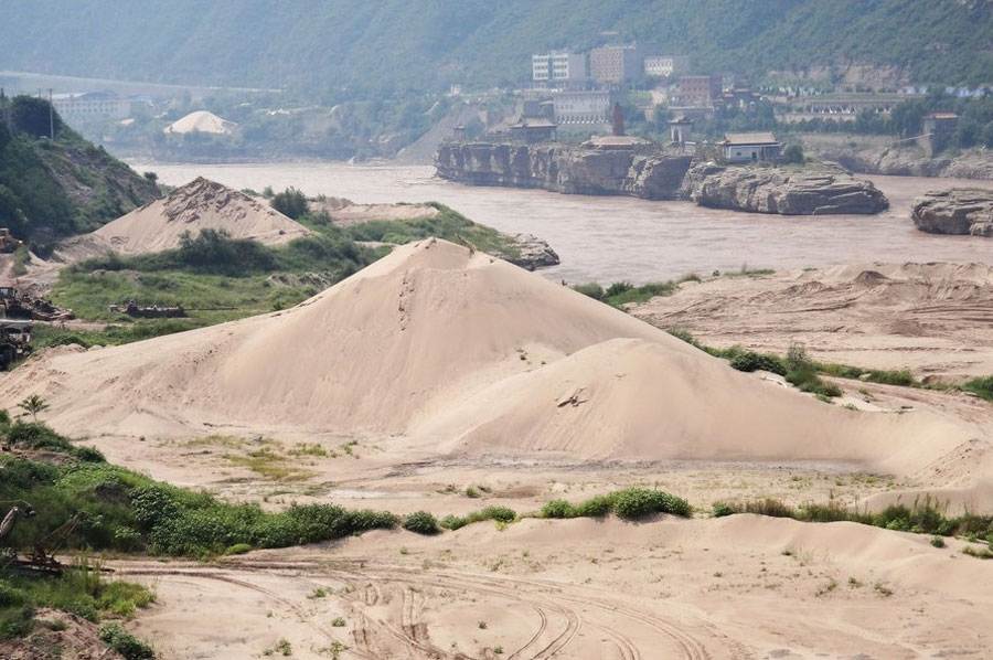 晉陜交界非法采沙危及黃河大橋 兩岸山坡滿目瘡痍