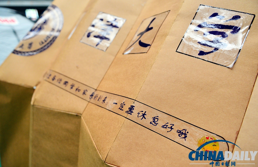 天津大學“帳篷村”迎來新生家長入住 享受洗浴生活保障