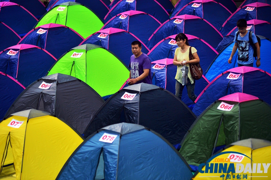 天津大學“帳篷村”迎來新生家長入住 享受洗浴生活保障