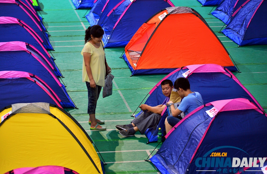 天津大學(xué)“帳篷村”迎來新生家長入住 享受洗浴生活保障