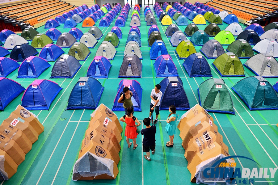 天津大學“帳篷村”迎來新生家長入住 享受洗浴生活保障