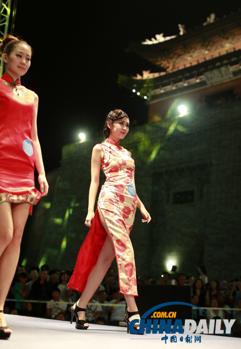 中國(guó)（大同）國(guó)際汽車文化節(jié)開幕 美女車模爭(zhēng)奇斗艷