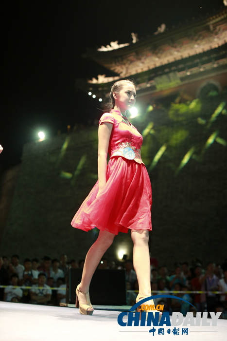 中國（大同）國際汽車文化節開幕 美女車模爭奇斗艷