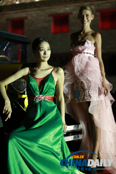 中國(guó)（大同）國(guó)際汽車(chē)文化節(jié)開(kāi)幕 美女車(chē)模爭(zhēng)奇斗艷