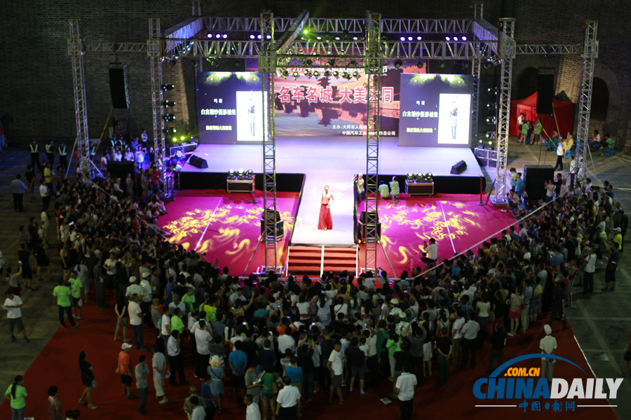 中國（大同）國際汽車文化節開幕 美女車模爭奇斗艷