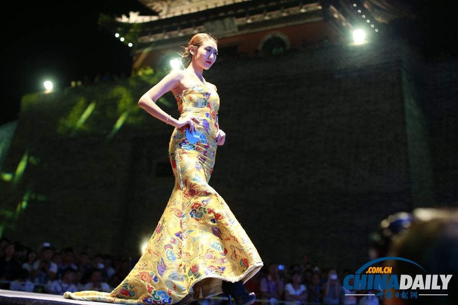 中國(guó)（大同）國(guó)際汽車(chē)文化節(jié)開(kāi)幕 美女車(chē)模爭(zhēng)奇斗艷