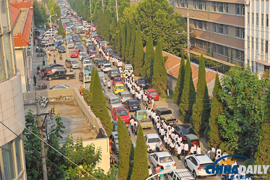 山東青州：開學(xué)第一天 人車混流如長龍