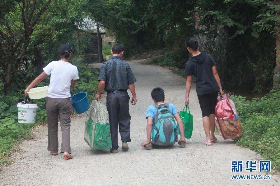 無腿少年“走”進新學校