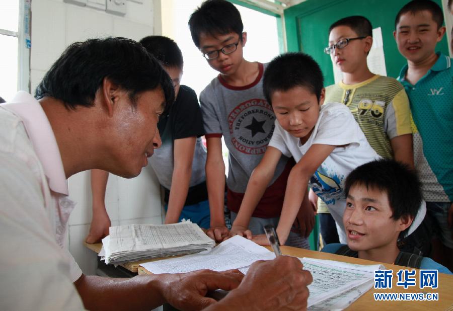 無(wú)腿少年“走”進(jìn)新學(xué)校