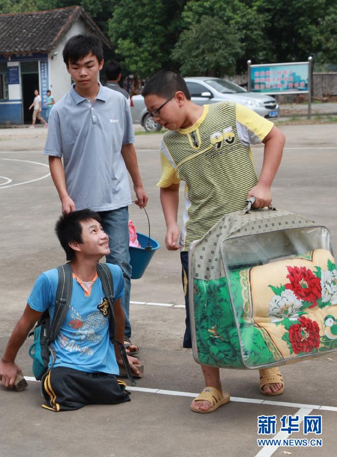 無腿少年“走”進新學(xué)校