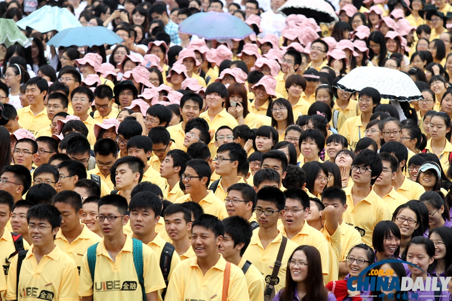 對外經貿舉行2013年新生開學典禮 新生持傘躲雨