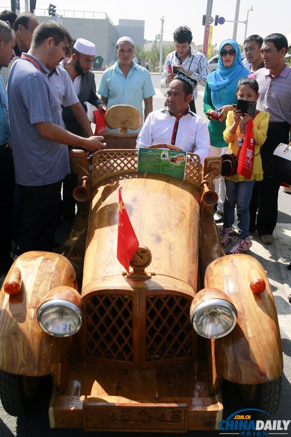 市民進入亞歐博覽會展館參觀