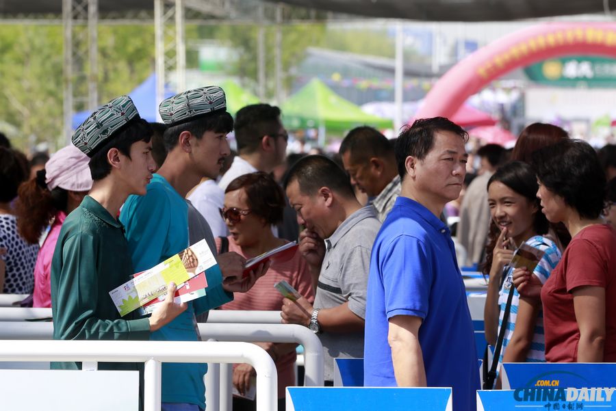 市民進入亞歐博覽會展館參觀