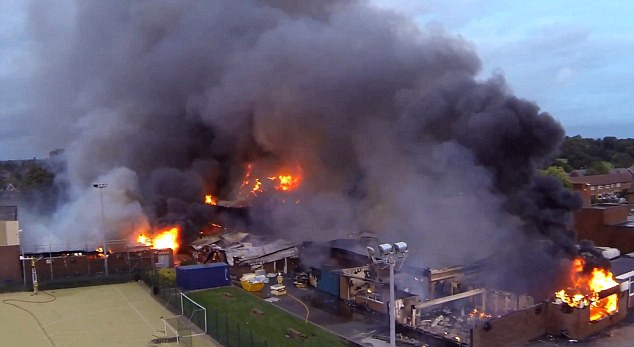 英5名學(xué)生疑開(kāi)學(xué)前放火燒毀學(xué)校