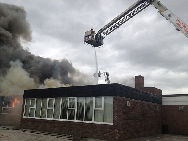 英5名學(xué)生疑開(kāi)學(xué)前放火燒毀學(xué)校