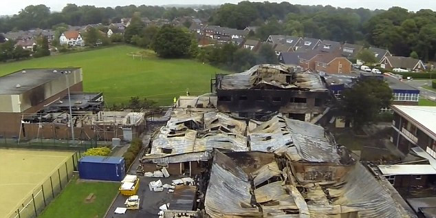 英5名學(xué)生疑開(kāi)學(xué)前放火燒毀學(xué)校