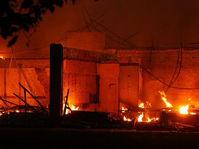 英5名學生疑開學前放火燒毀學校