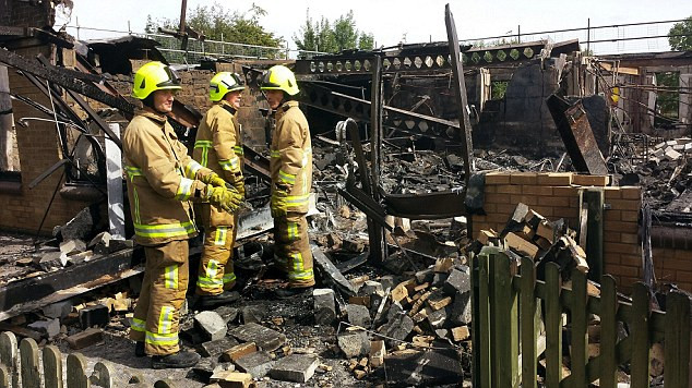 英5名學生疑開學前放火燒毀學校