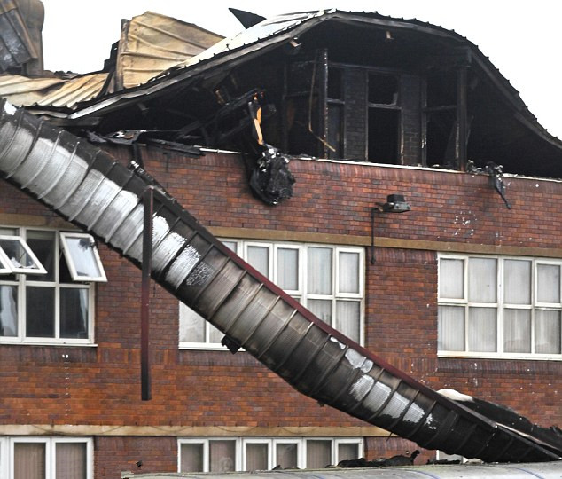 英5名學生疑開學前放火燒毀學校