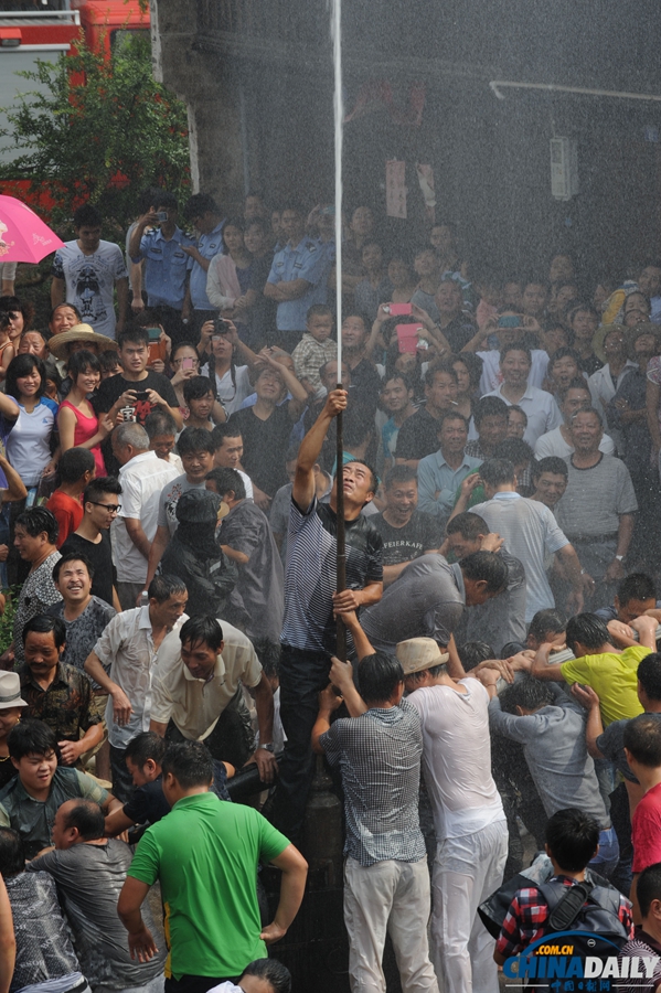 高清組圖：浦江百姓“戲水龍”