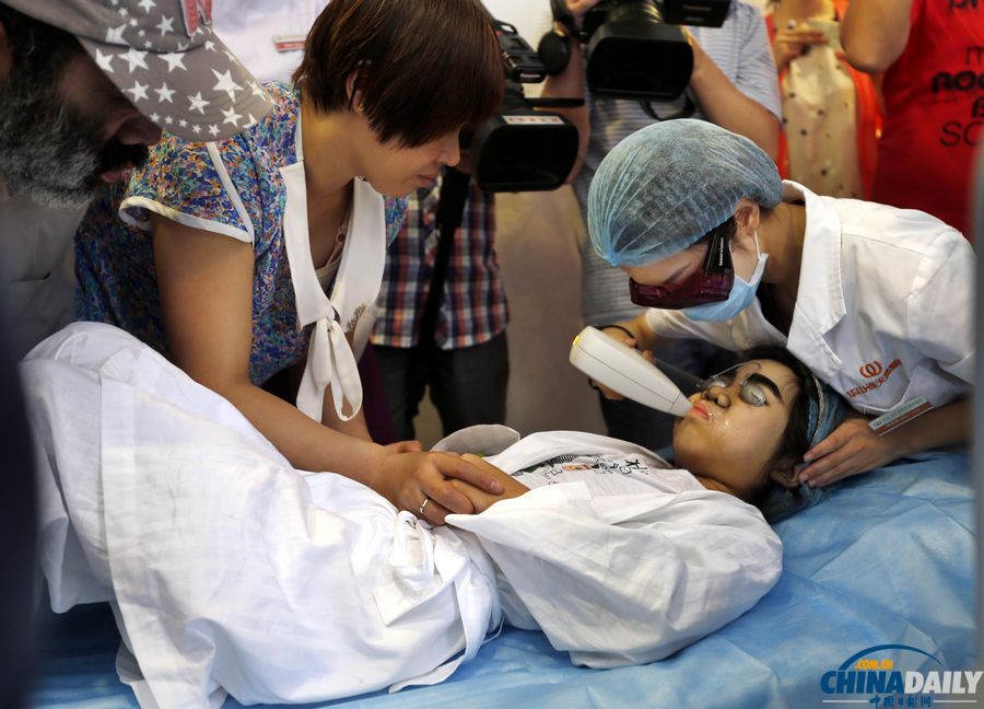 杭州：10歲輟學“毛孩”受關愛 接受面部激光脫毛